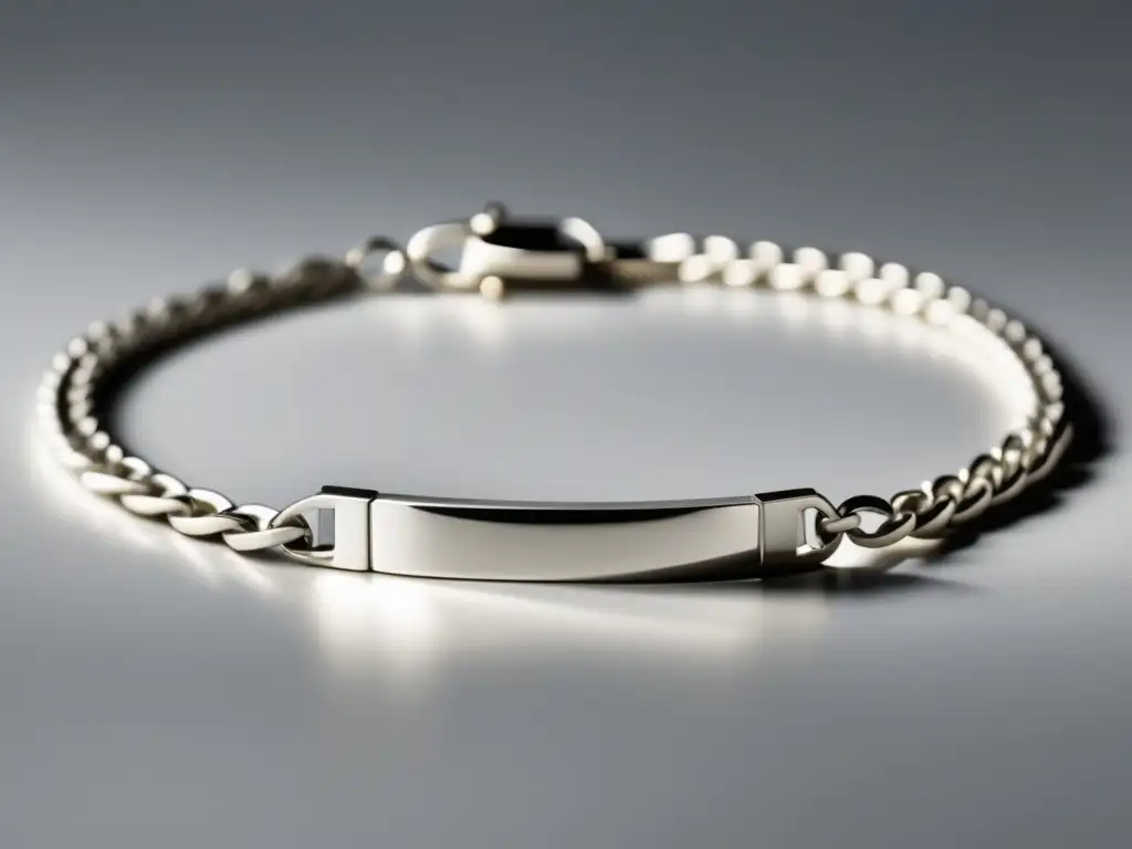 Pulsera de plata minimalista para hombres, diseño elegante con cadena delicada y placa rectangular grabada con patrón geométrico sutil